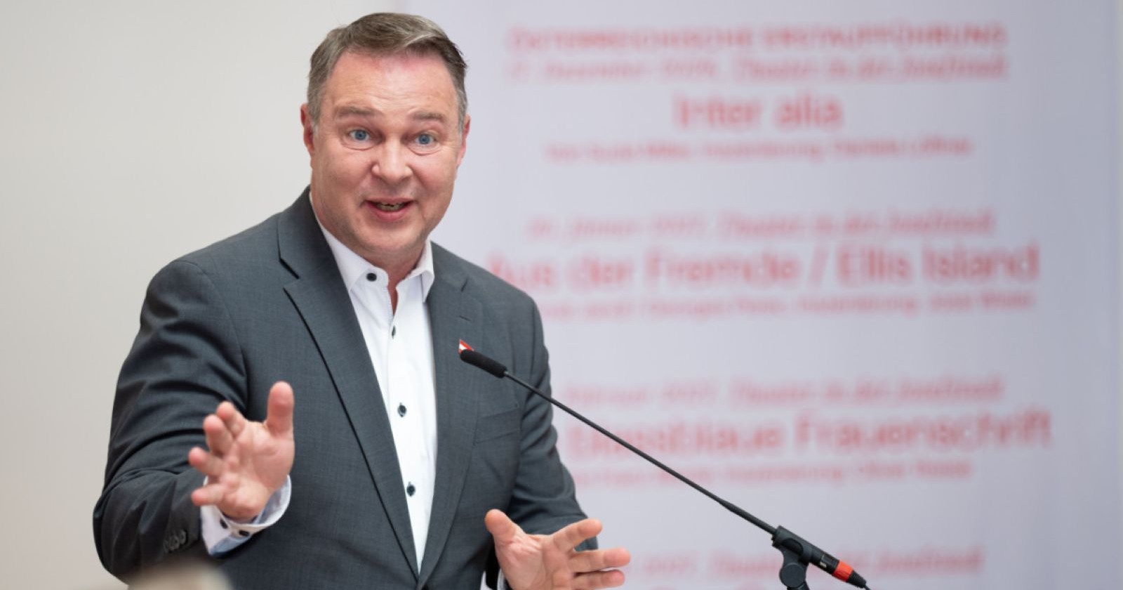 Andreas Babler (SPÖ) bei einer Pressekonferenz zur Kürzung der Allgemeinen Sportförderung und Erhöhung der Besonderen Sportförderung in Österreich.