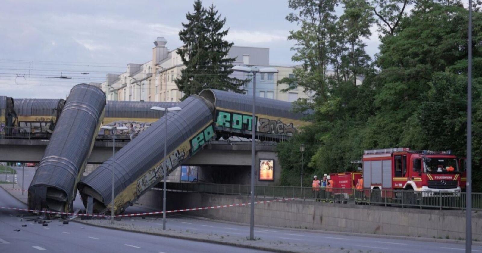 Ein abgestürzter Güterzug hängt von einer Brücke
