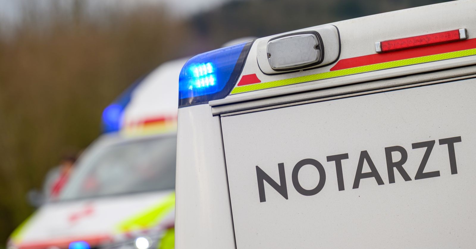 Notarzt und Rettungswagen bei einem Unfall