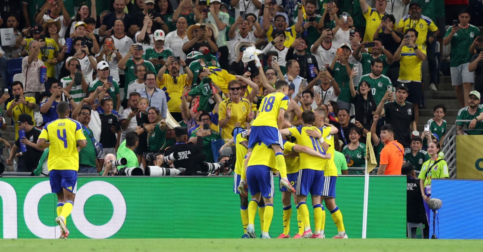 Schwedische Spieler feiern ein Tor vor jubelnden Fans im Stadion während des WM-Spiels gegen Tunesien