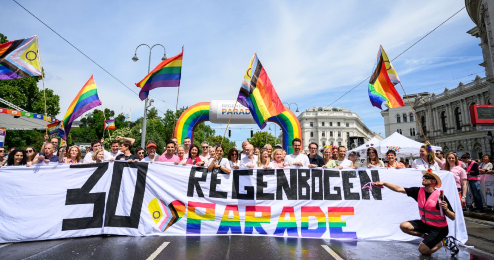 Pride in Wien mit vielen Regenbogenfahnen.
