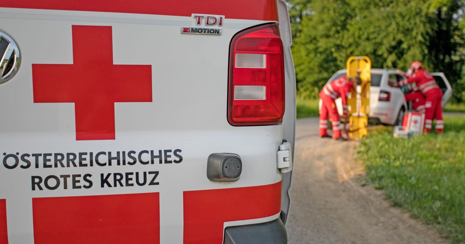 Das Logo des Roten Kreuzes auf dem Heck eines österreichischen Rettungsfahrzeuges bei Tag