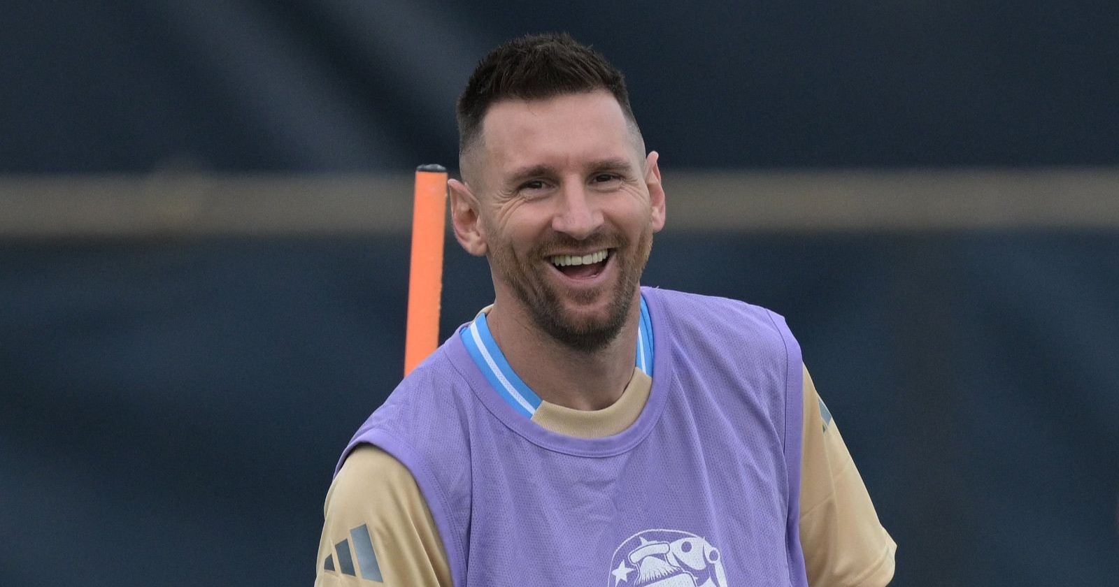 Argentinien vs Österreich: Lionel Messi lacht beim Abschlusstraining der argentinischen Nationalmannschaft vor dem WM-Gruppenspiel gegen Österreich.