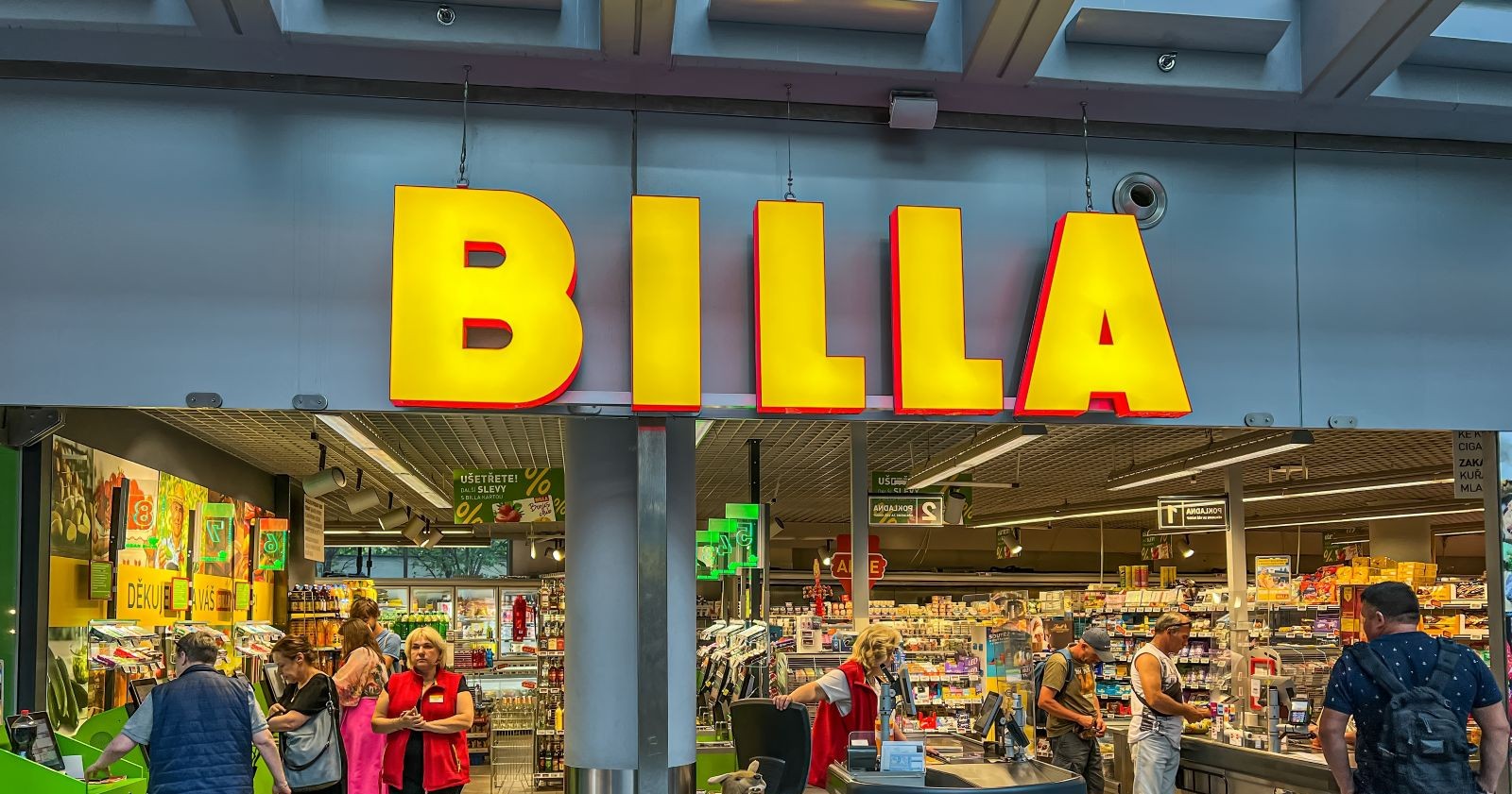 Billa Supermarkt Eingang mit Kunden beim Einkaufen während der Stillen Stunde mit reduzierten Reizen und ruhiger Atmosphäre
