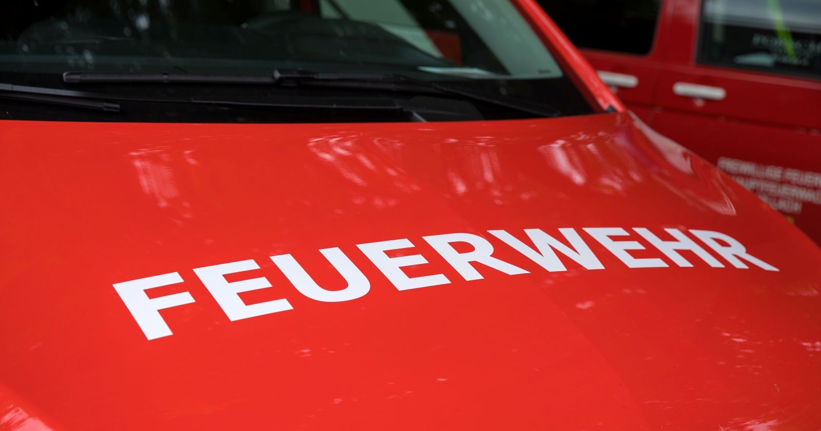 Feuerwehrfahrzeug bei Einsatz in Weiz nach Brand im Kinderzimmer, Hund rettet Kleinkind durch Alarmierung