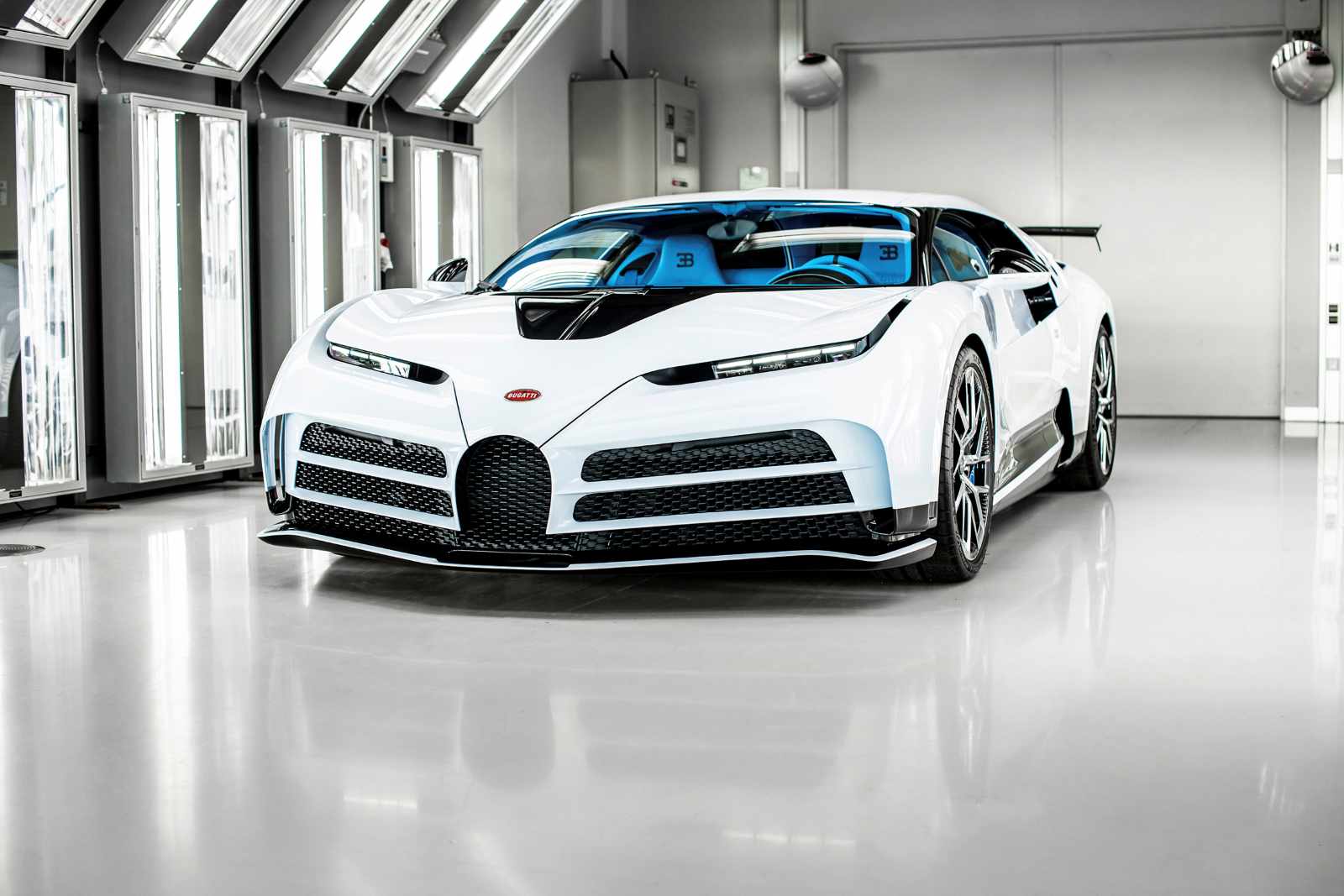 Weißer Bugatti Centodieci in einer modernen Fahrzeughalle.