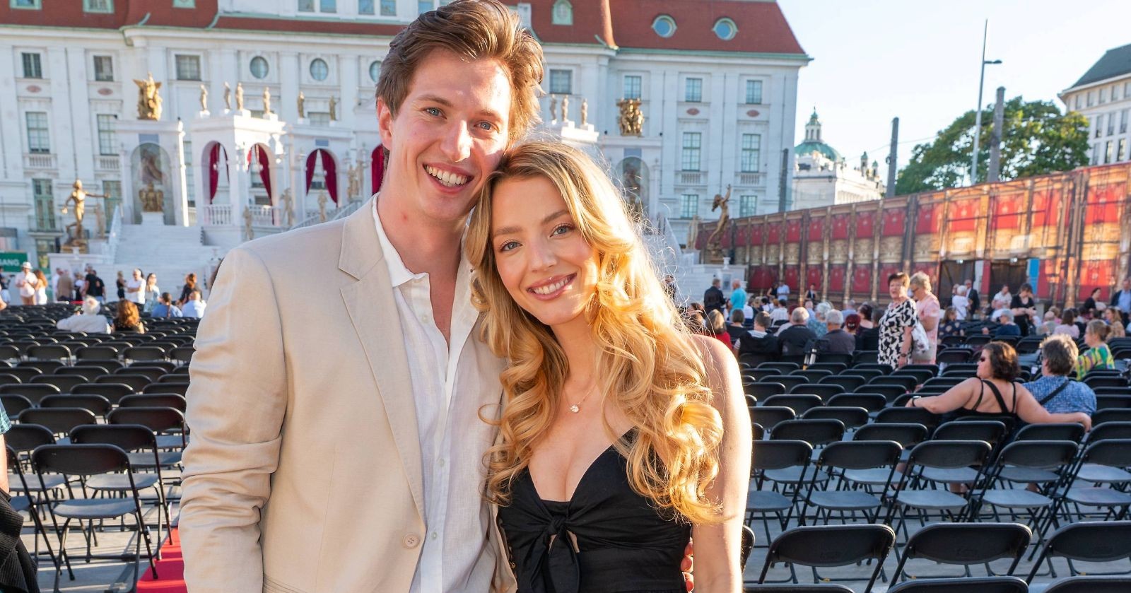 Chiara Pisati mit ihrem Partner bei einem öffentlichen Auftritt in Wien. Die Schauspielerin spricht offen über ihre Fehlgeburt, die Herausforderungen einer Schwangerschaft nach Fehlgeburt und die Geburt ihres Regenbogenbabys.