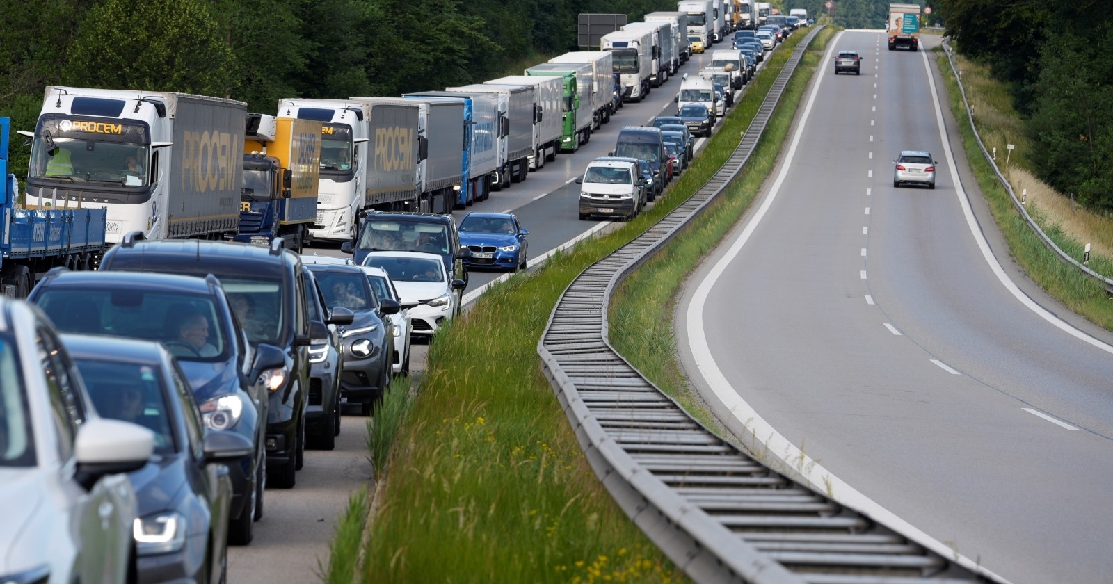 Ein Wald- und Moorbrand nahe dem Chiemsee hat die A8 zwischen München und Salzburg komplett lahmgelegt.