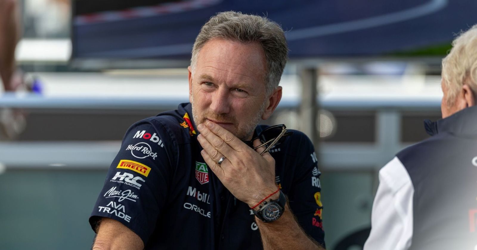 Christian Horner blickt nachdenklich in der Boxengasse