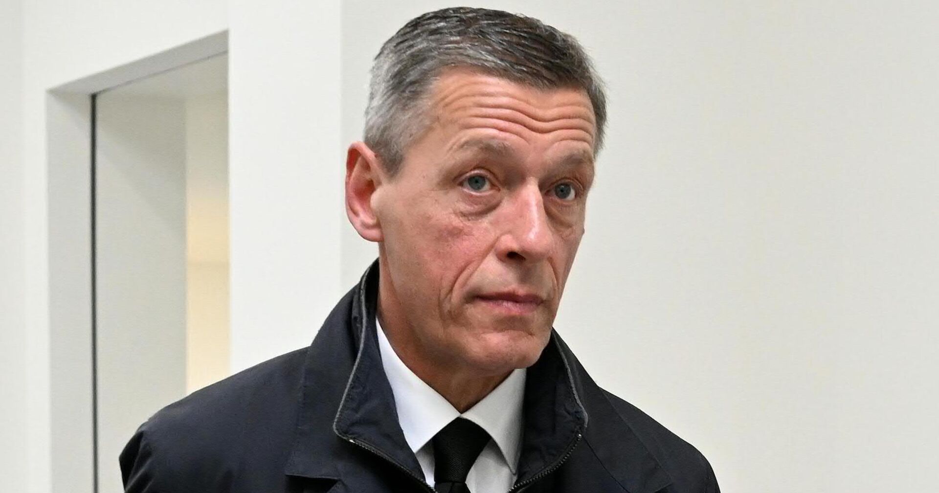 Christian Pilnacek in Sakko und Mantel gekleidet