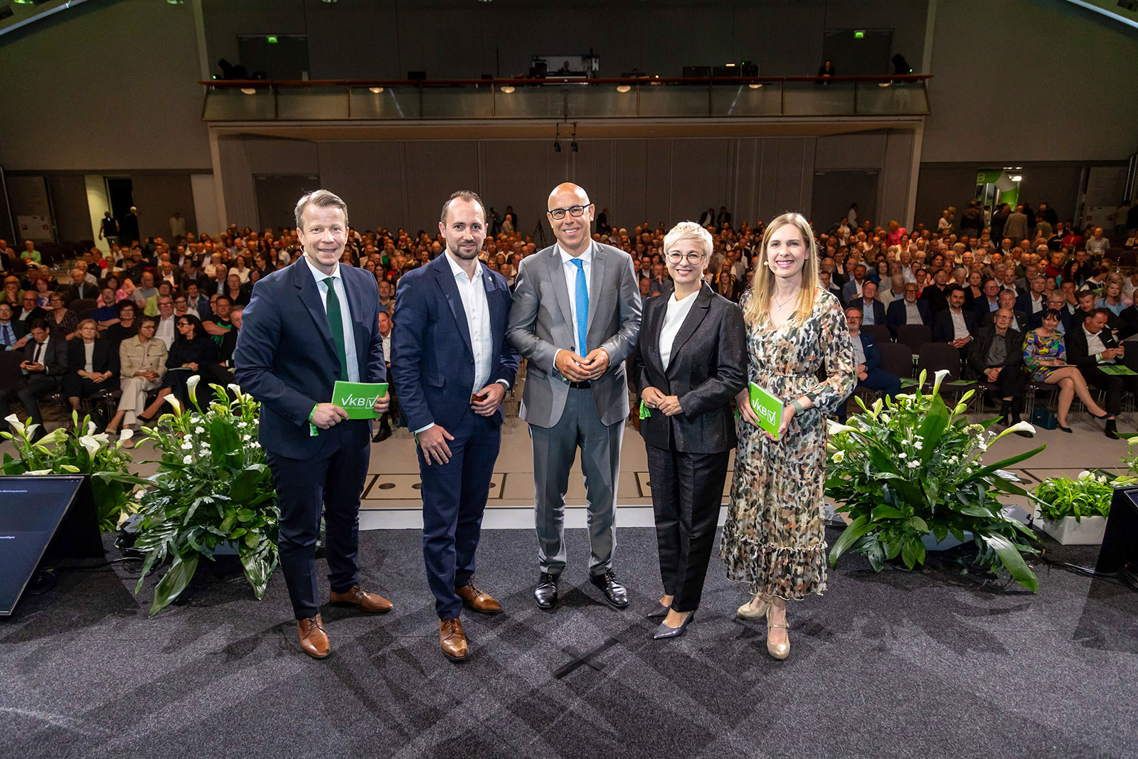 VKB-Generaldirektor Markus Auer, WIFO-Chef Gabriel Felbermayr und WKOÖ-Präsidentin Doris Hummer mit den beiden Moderatoren des Abends | Credit: CITYFOTO
