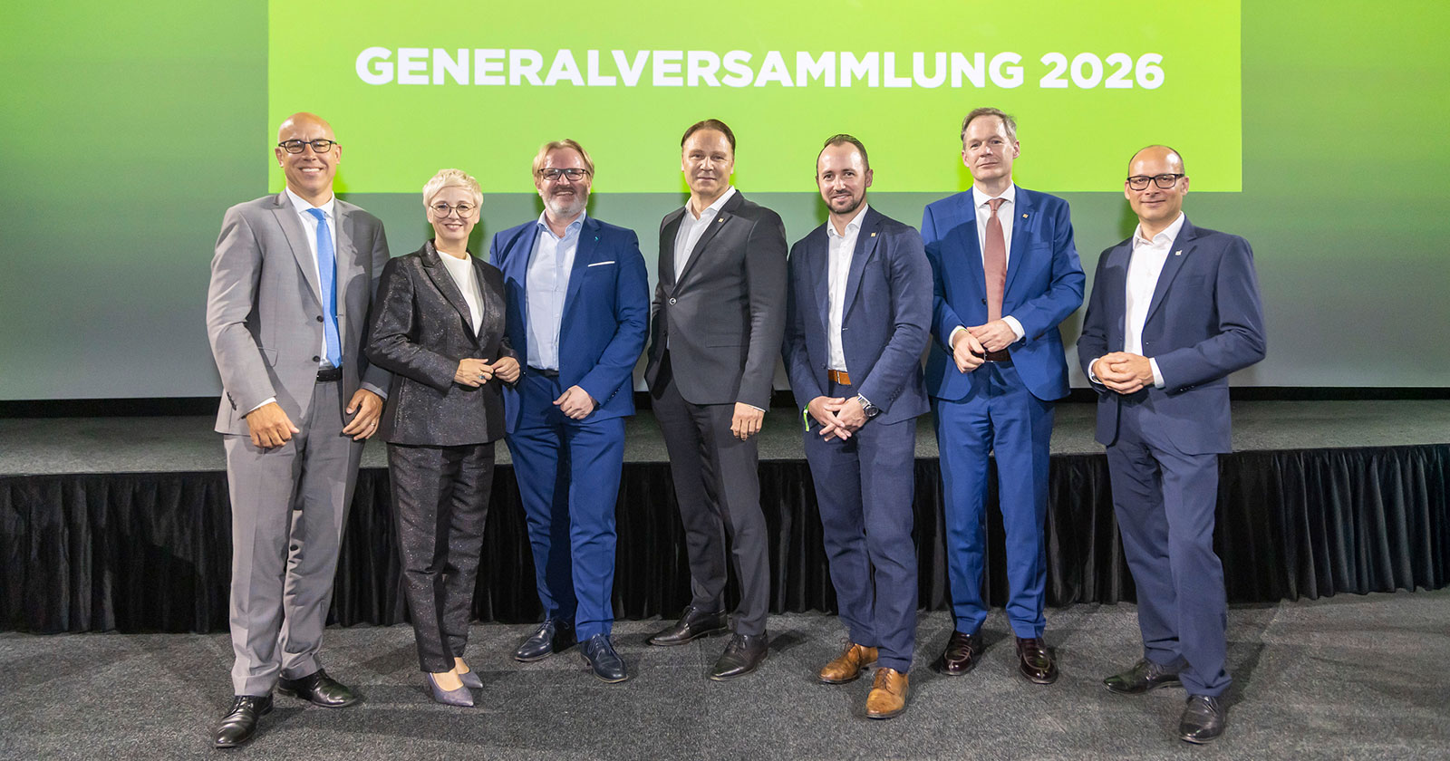 Top-Ökonom Gabriel Felbermayr, WKOÖ-Präsidentin Doris Hummer, IV OÖ-Präsident Thomas Bründl sowie der VKB-Vorstand mit Alexander Novak, Markus Auer, Markus Forsthuber und Oliver Schmölzer | Credit: CITYFOTO