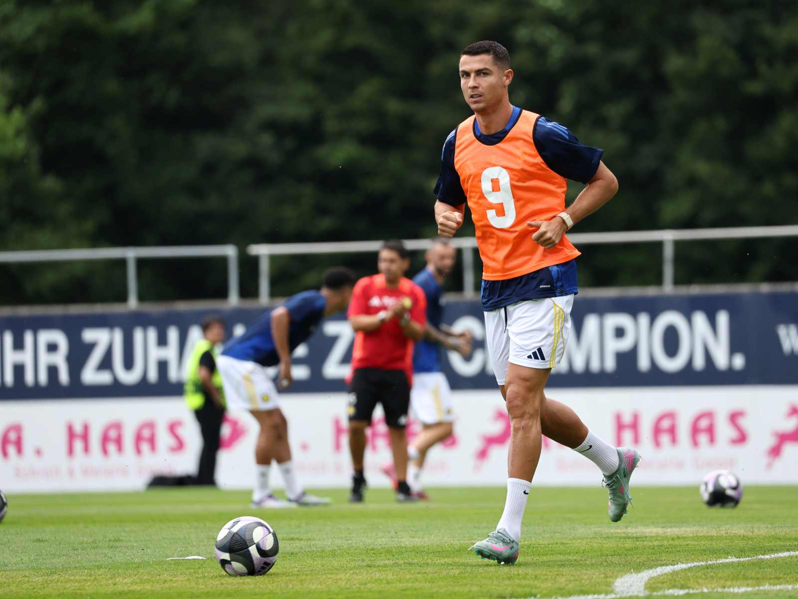 Cristiano Ronaldo läuft während einer Trainingseinheit über den Fußballplatz.
