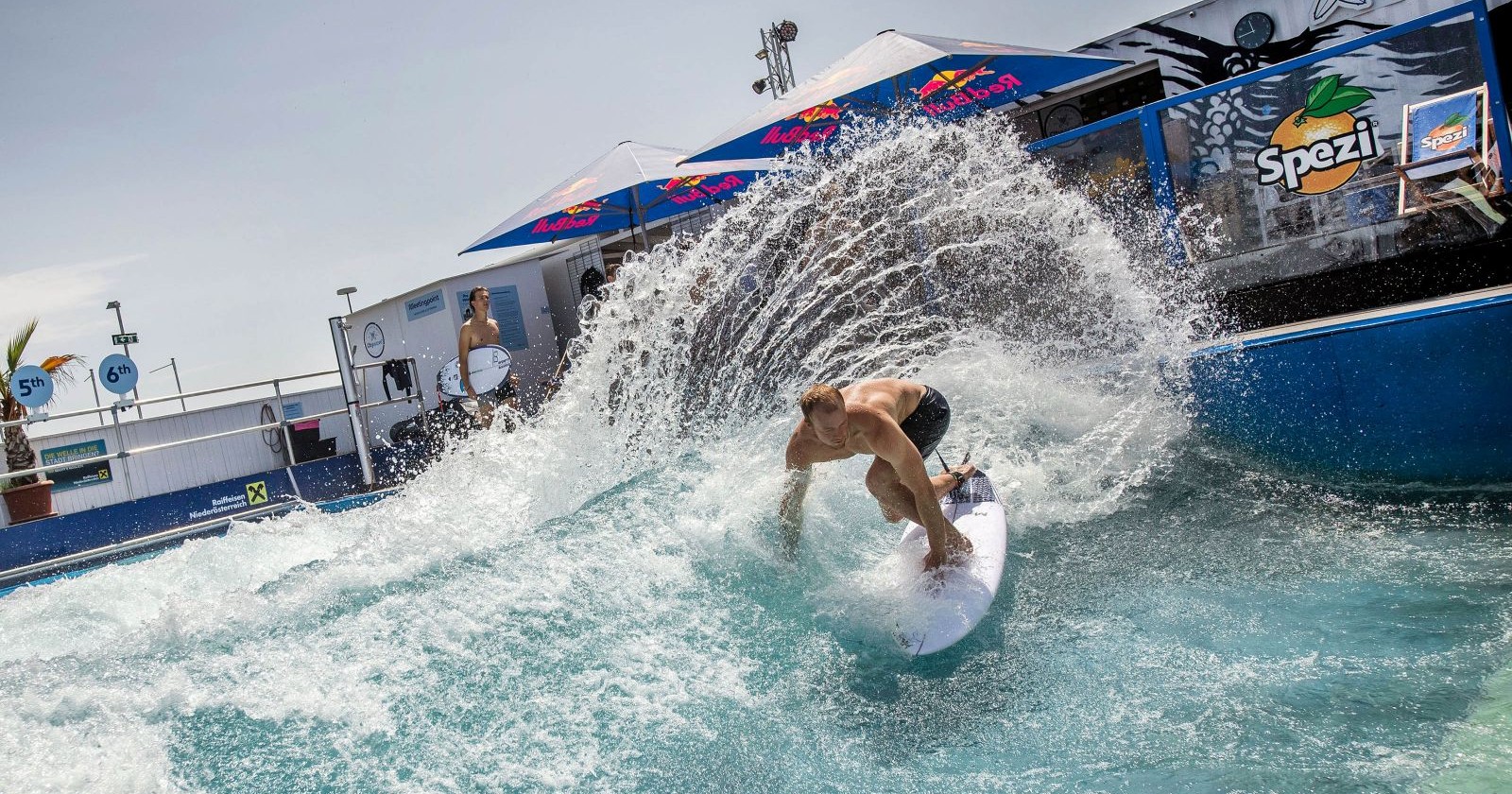 Surfer in der Anlage auf dem Bord beim Surfen