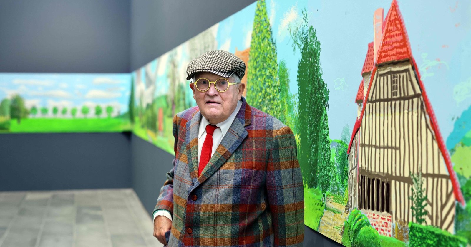 Der britische Künstler David Hockney vor einem Gemälde von ihm in einer Pariser Galerie