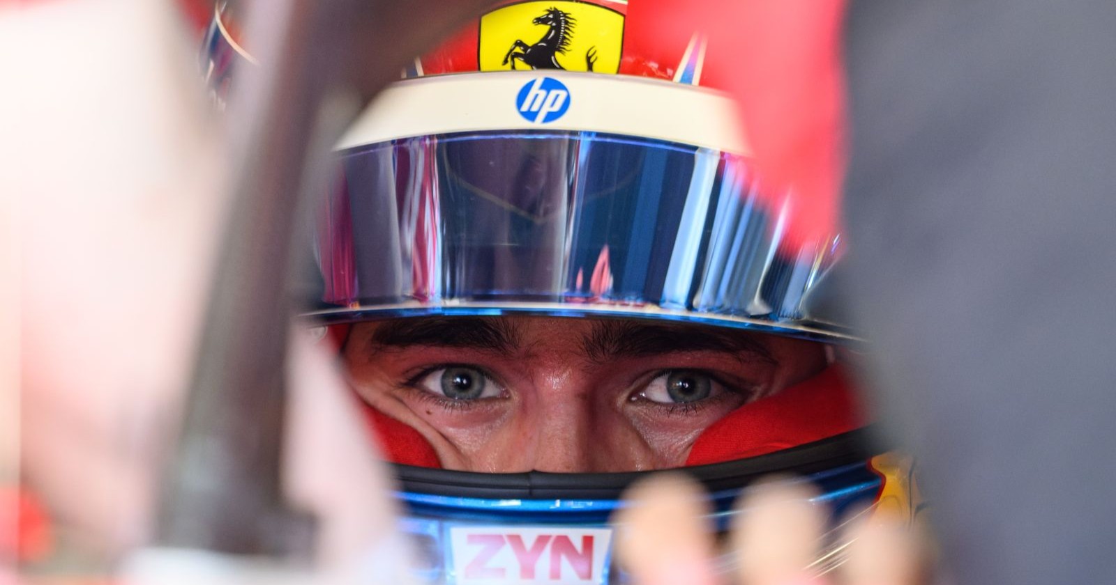 Dino Beganovic sitzt beim Großen Preis von Österreich im Ferrari-Cockpit und bereitet sich auf seinen Formel-1-Einsatz am Red Bull Ring in Spielberg vor.