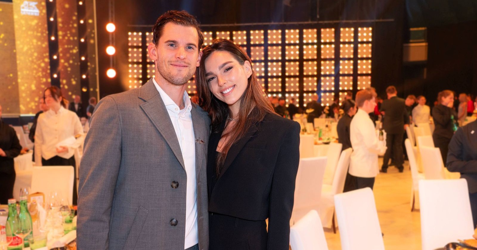 Dominic Thiem Hochzeit: Dominic Thiem und Freundin Lili Paul-Roncalli posieren gemeinsam bei einer Gala-Veranstaltung und strahlen glücklich in die Kamera.