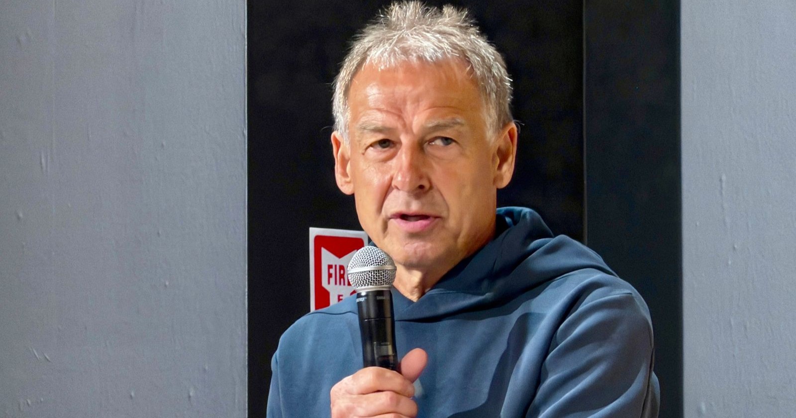 Jürgen Klinsmann spricht während eines Events im Haus der deutschen Nationalmannschaft