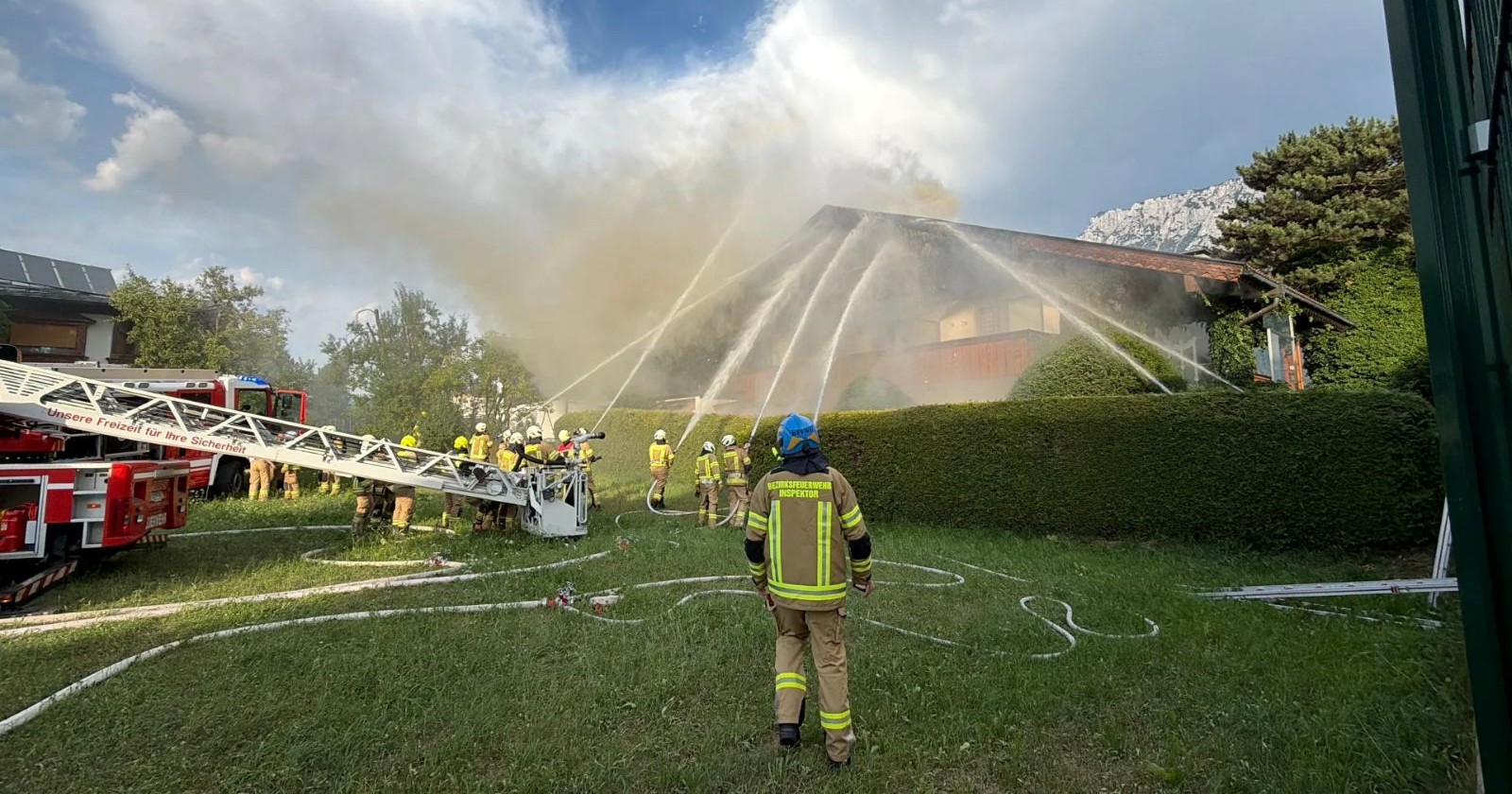 Feuerwehrkräfte im Einsatz während des Dachstuhlbrandes in Ebbs
