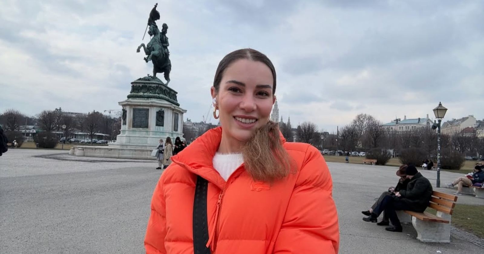 Die türkische Schauspielerin Ece Irtem vor der Reiterstatue des Erzherzog Karl am Wiener Heldenplatz