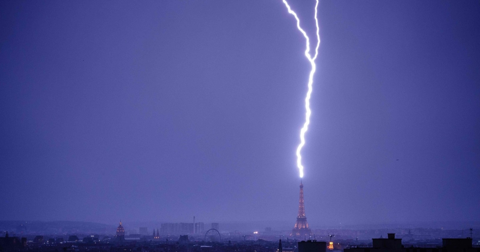 Ein Blitz traf den Eiffelturm und sorgte für spektakuläre Aufnahmen.
