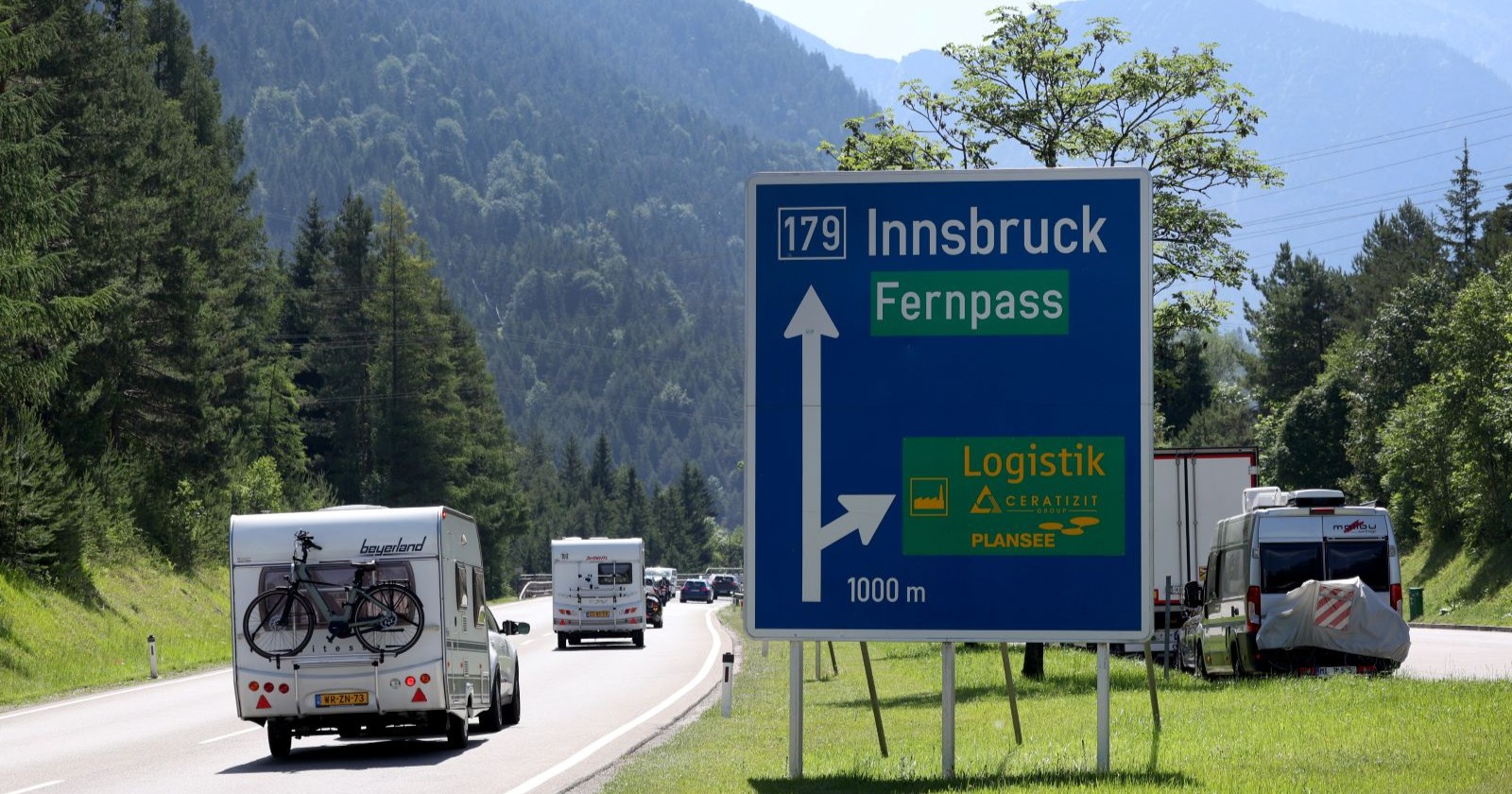 Verkehr am Fernpass in Tirol: Fahrzeuge auf der B179 Richtung Innsbruck. Wegen einer Demonstration wird die wichtige Transitroute zum Ferienbeginn für mehrere Stunden gesperrt, Staus werden erwartet.
