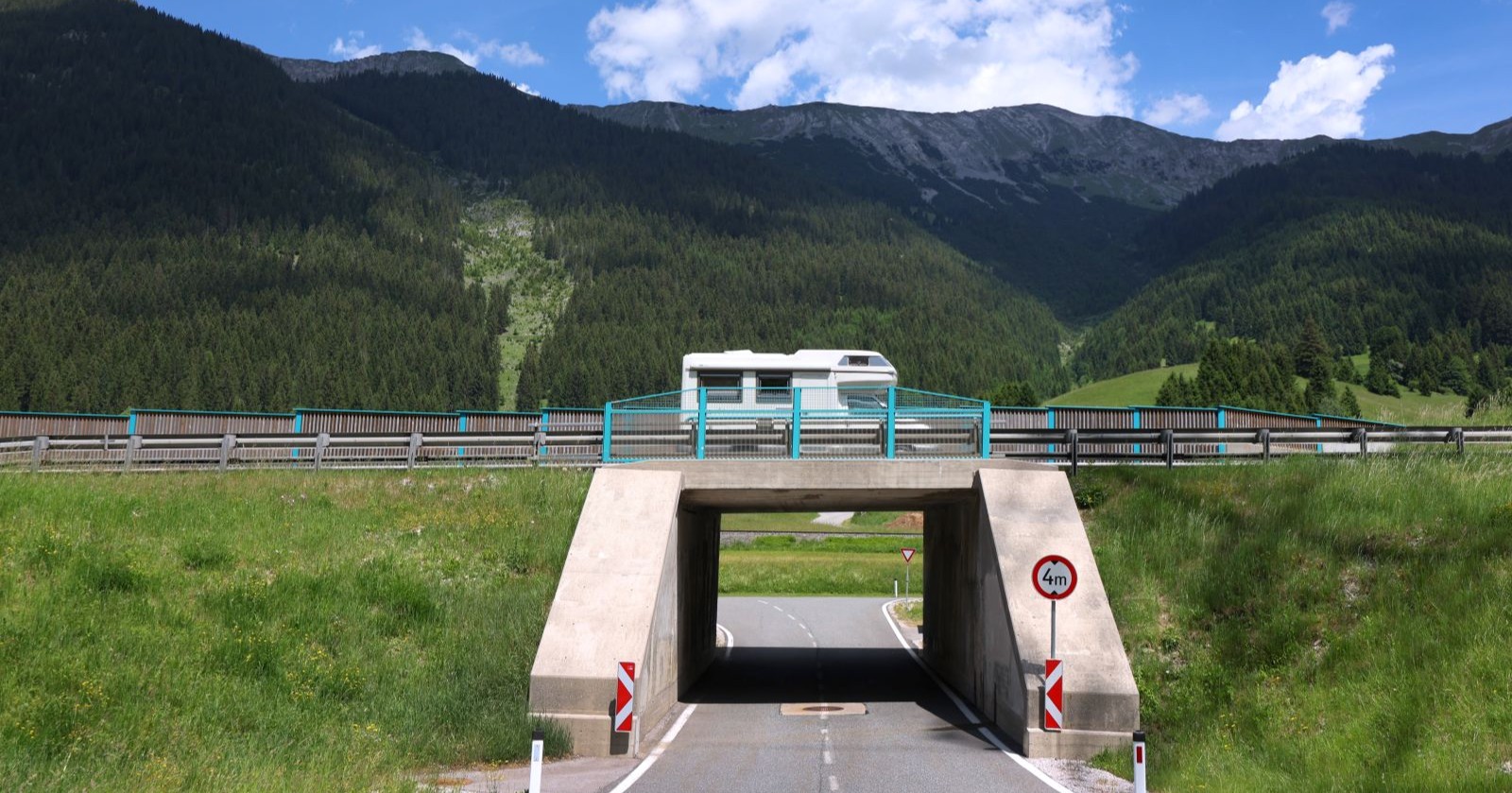Fernpass-Route in Tirol vor alpiner Kulisse: Der geplante Fernpass-Tunnel und die Fernpass-Maut sorgen seit Jahren für Diskussionen und Proteste in der Region.