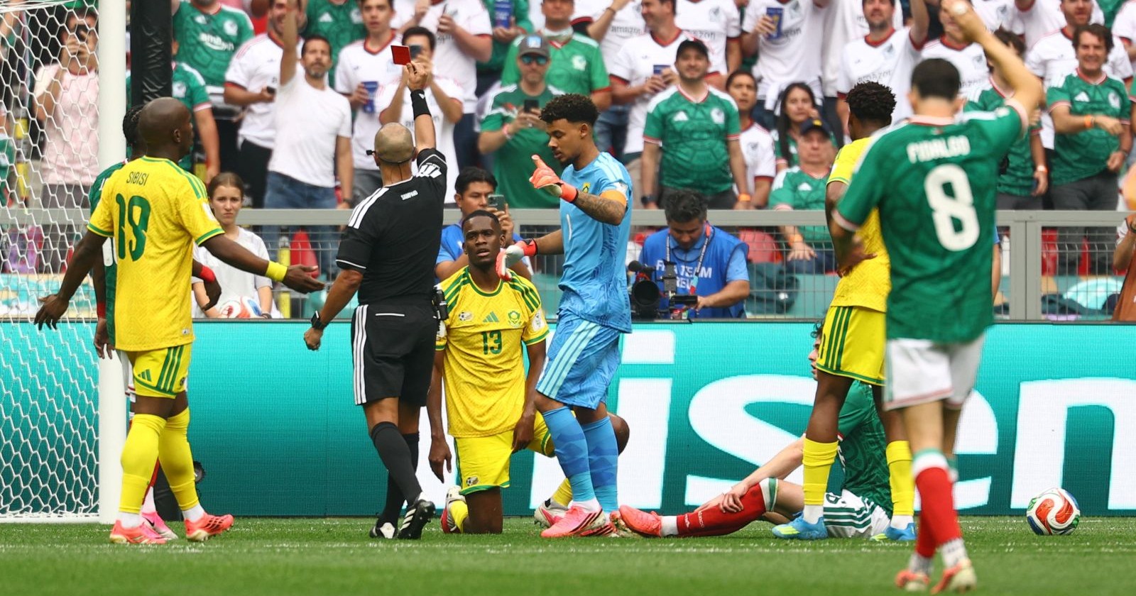 Südafrikas Sphephelo Sithole erhält im Eröffnungsspiel der FIFA Fußball WEltmeisterschaft 2026 die rote Karte