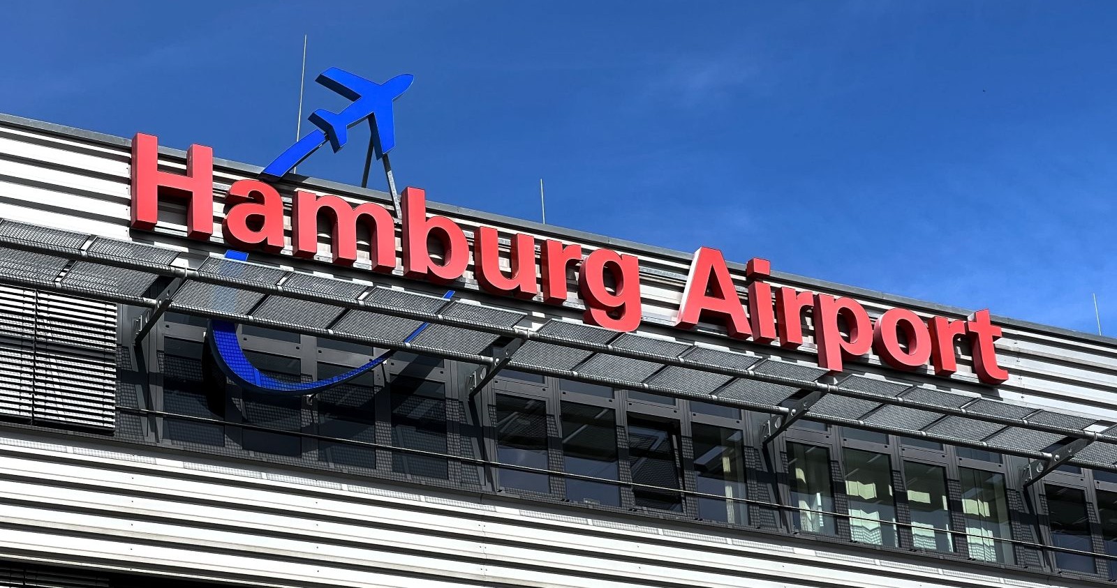 Hamburg Flughafen Terminal mit Schriftzug Airport während Großeinsatz und gestrichenen Abflügen