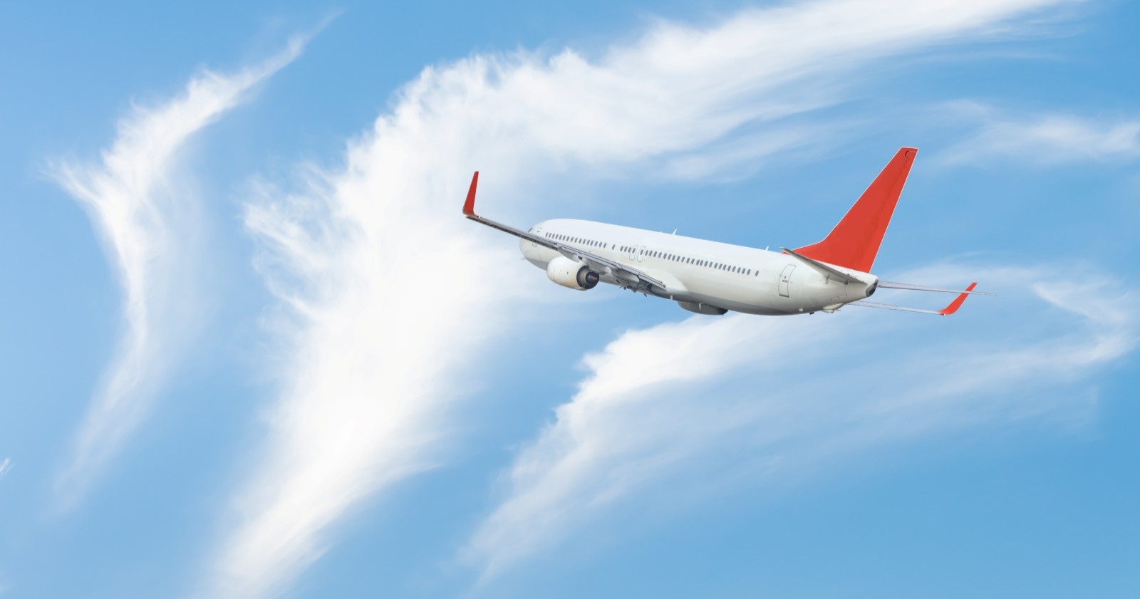 Ein Flugzeug zittert während Turbulenzen fliegendes Luftloch - Ein Flugzeug, das sich in runden Wolken dreht - Vorderansicht eines Flugzeugs .