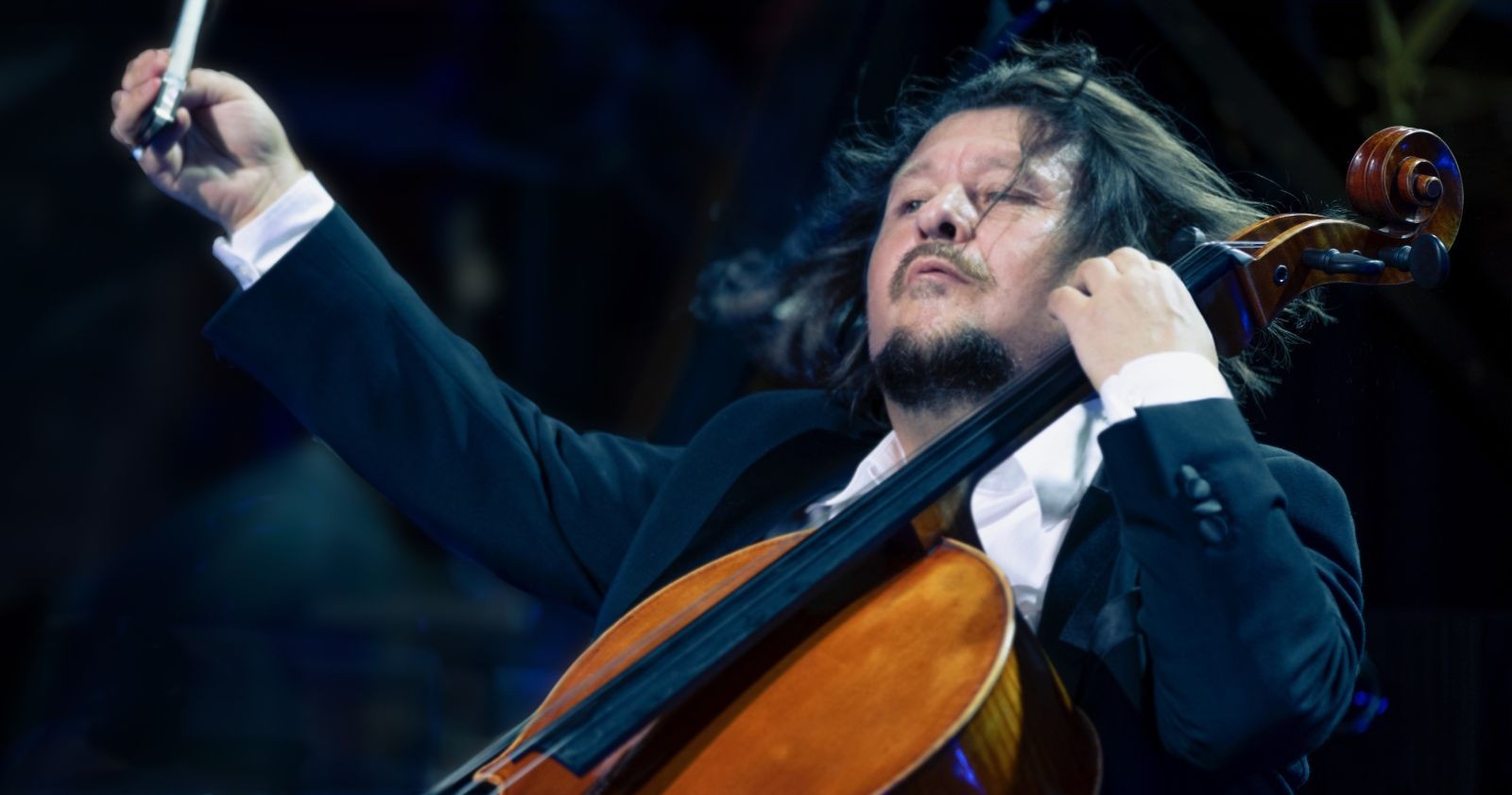 Mann spielt ein Cello