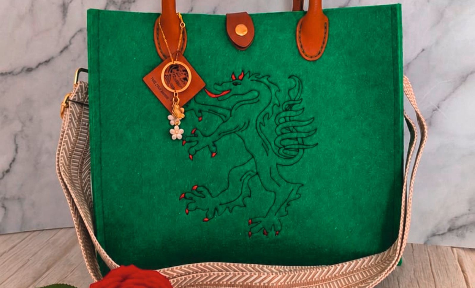 Grüne Filztasche mit Stickerei