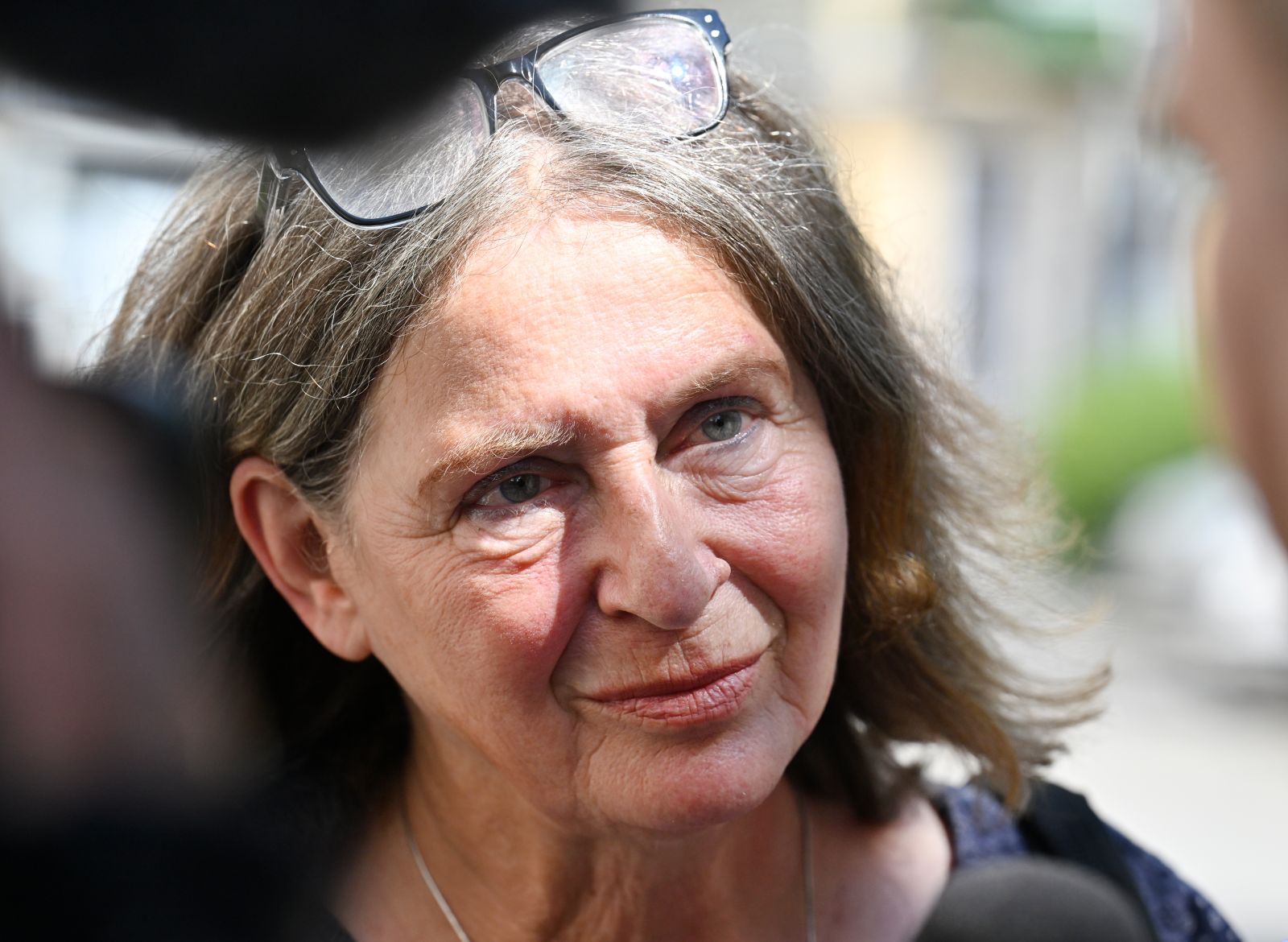 Porträt einer KPÖ-Politikerin bei der Graz Wahl 2026 während Interviews nach erster Hochrechnung