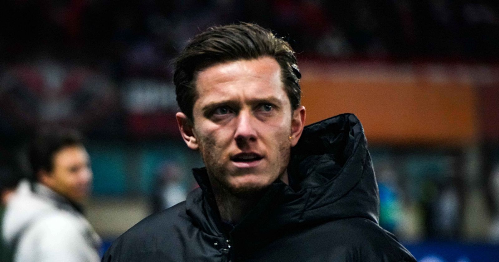 Michael Gregoritsch im Stadion mit ernstem Blick während eines Spiels. Er bleibt weiter beim FC Augsburg