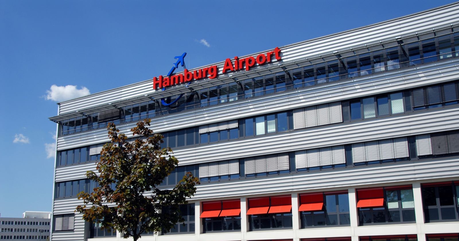 Hamburg Flughafen Gebäude mit Airport-Schriftzug nach Sperre des Sicherheitsbereichs und Wiederaufnahme des Flugbetriebs