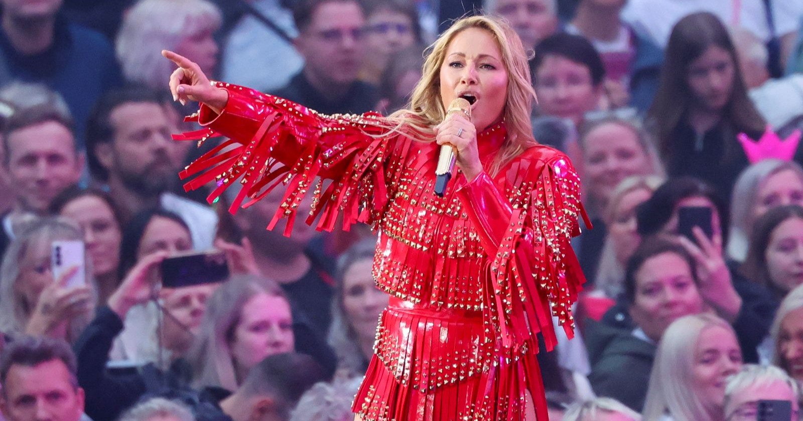 Helene Fischer tritt bei ihrem Konzert in Frankfurt vor Tausenden Fans auf. Wegen extremer Hitze wurde der Einlass für die Show kurzfristig verschoben.