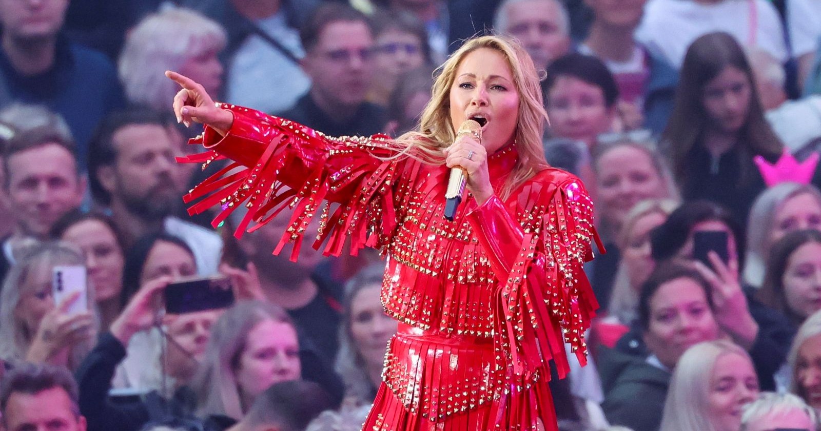 Helene Fischer bei einem Live-Konzert in rotem Bühnenoutfit während ihrer 360-Grad-Tour vor tausenden Fans