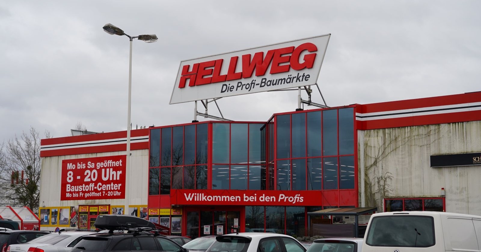 Hellweg Baumarkt Filiale mit Logo und Parkplatz – Insolvenz der Baumarktkette sorgt für Unsicherheit