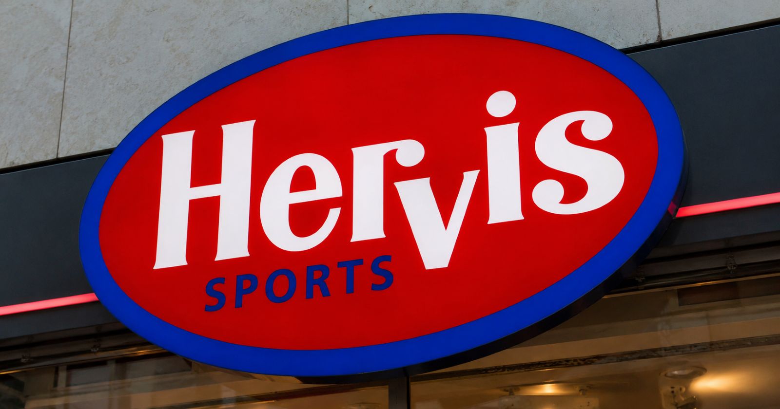 Hervis Logo an Filiale – Hervis schließt 17 Standorte in Österreich und streicht rund 100 Jobs