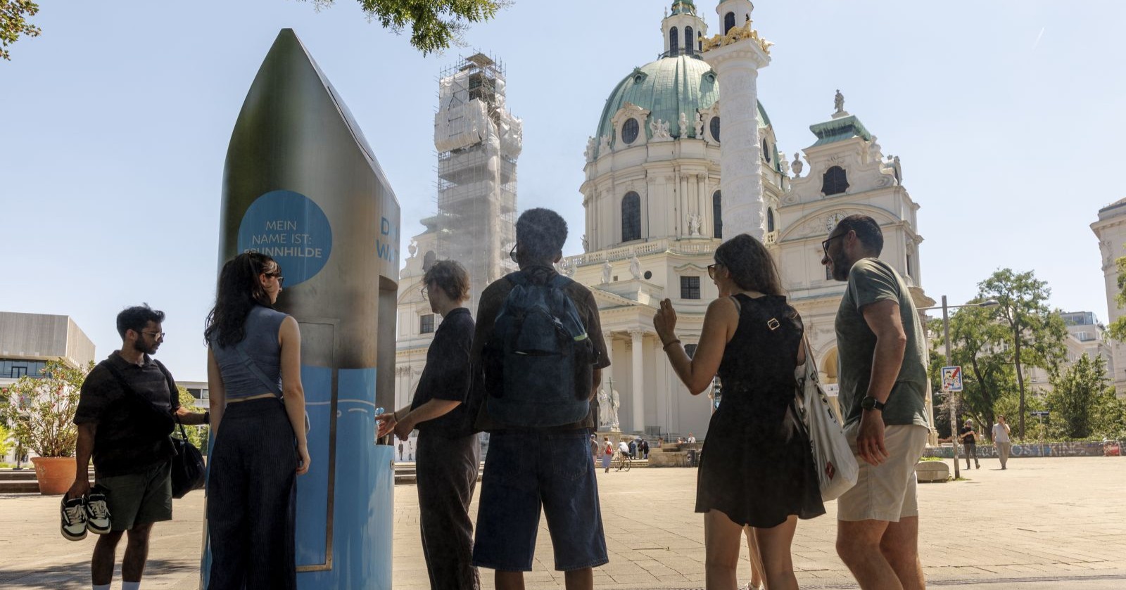 Trinkbrunnen in der Wiener Innenstadt bei extremer Hitze während dem Hitzerekord Wien mit Menschen, die sich bei über 40 Grad abkühlen