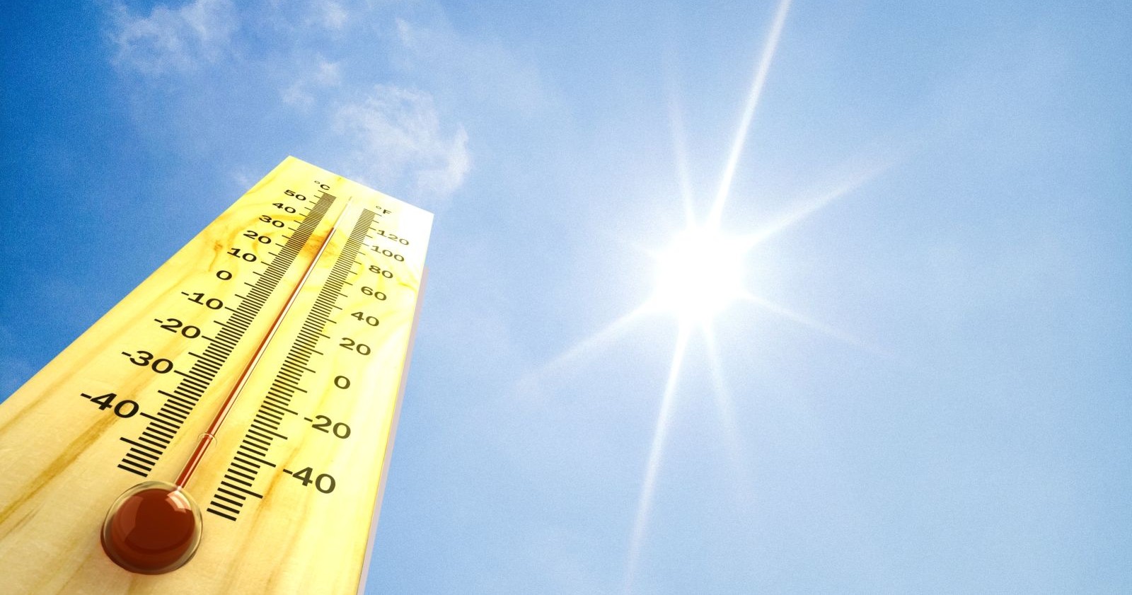Sonniges Wetter und eine Thermometer.