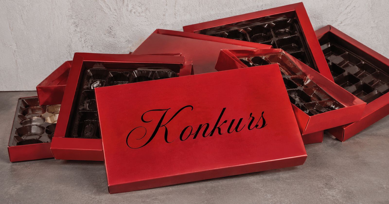 Leere Pralinenpackungen mit einem "Konkurs-Schriftzug" als Themenbild für den Konkurs der Idee &amp; Werk in Graz