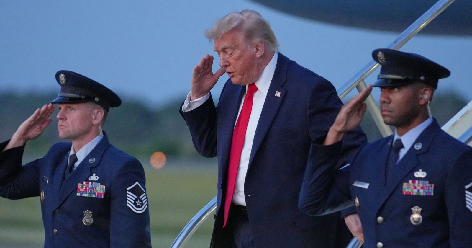 Donald Trump steigt aus dem Präsidenten-Flugzeug der USA