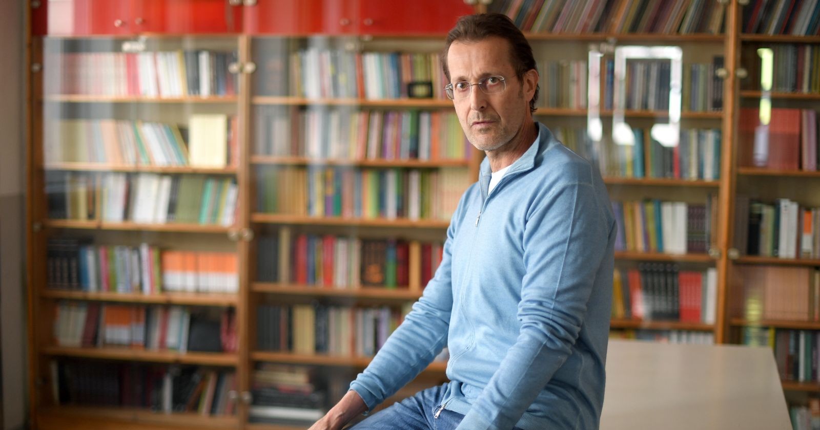 Ivo Hajnal, Professor und Rektorkandidat der Universität Innsbruck, in einem Bibliotheksraum. Nach einem umstrittenen Video und Protesten von Studierenden steht der Sprachwissenschaftler in der Kritik.
