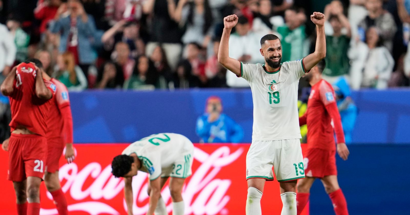 Algerien Spieler jubeln nach Sieg gegen Jordanien bei WM 2026 während jordanische Spieler enttäuscht am Boden stehen