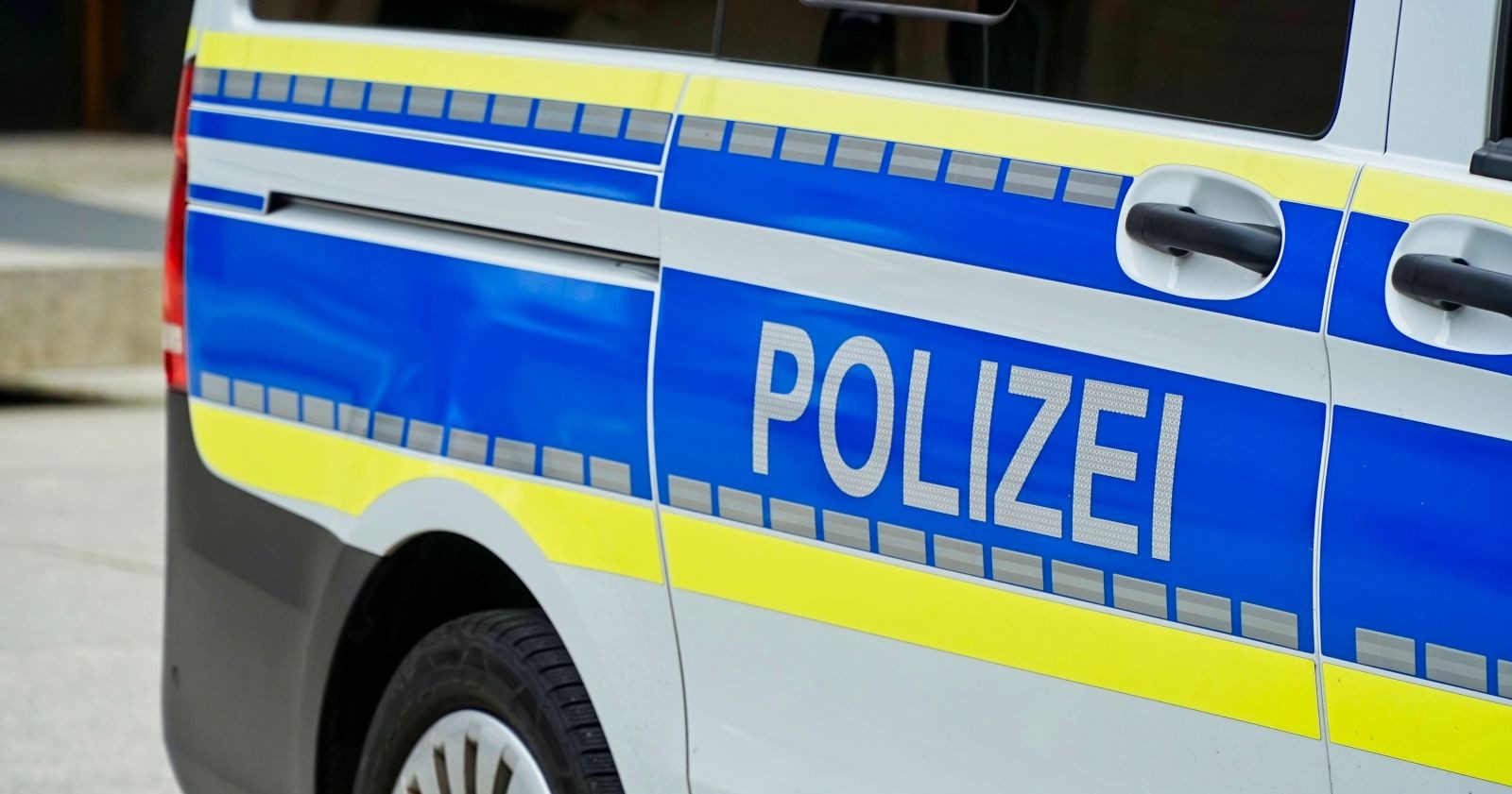 Polizeiauto am Einsatzort in Schorndorf nach tragischem Fall, bei dem ein Kleinkind im Auto vergessen wurde und starb