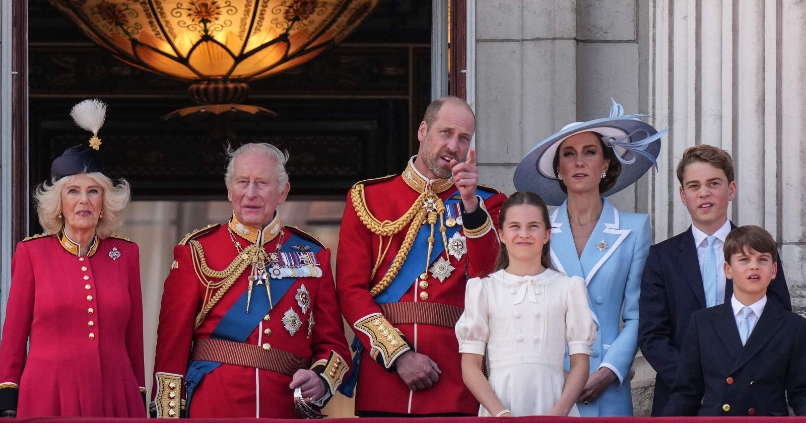Britische Königsfamilie mit König Charles III., Prinz William, Prinzessin Kate und ihren Kindern am Buckingham-Palast während einer offiziellen Veranstaltung