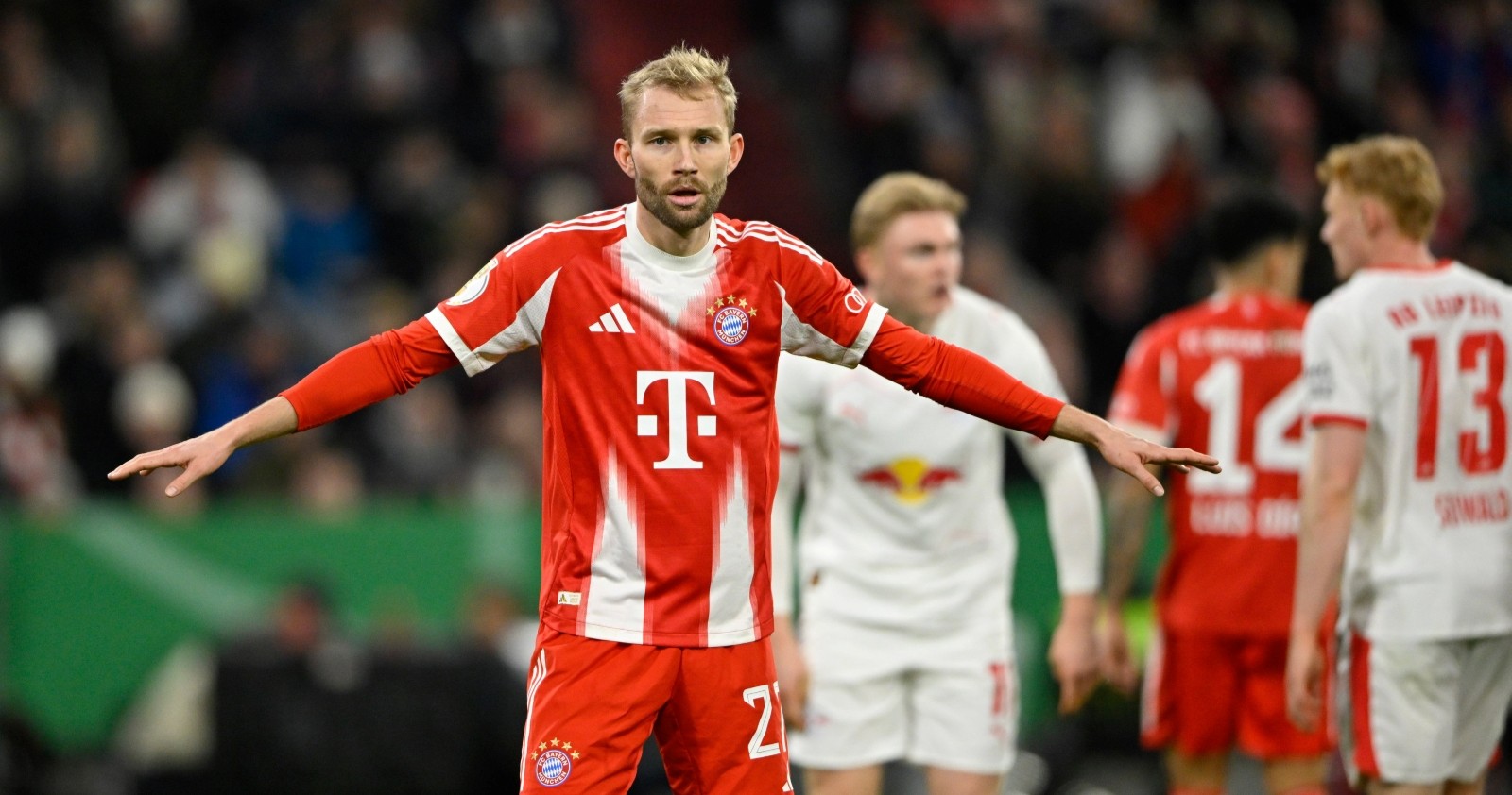 Konrad Laimer im roten Trikot des FC Bayern München blickt fokussiert während eines Spiels