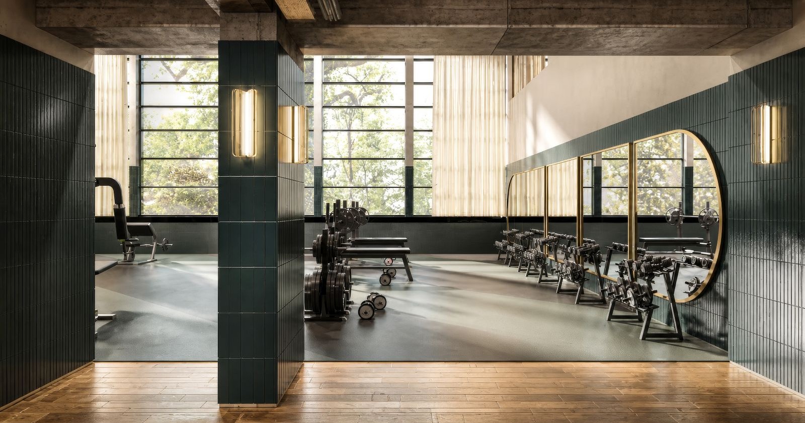 Krafttrainingsraum mit Blick in den Garten