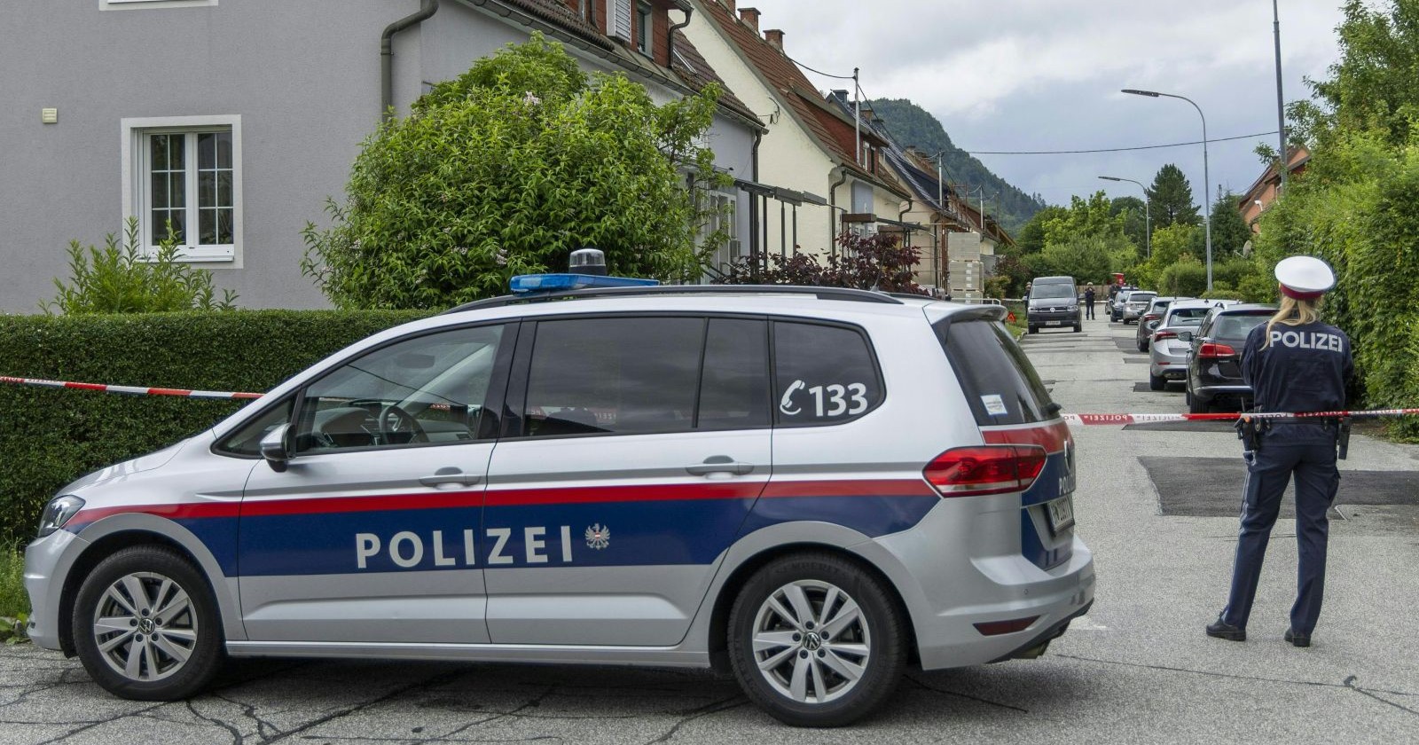 Polizei sperrt Straße in Klagenfurt St. Ruprecht ab nach Leichenfund Kärnten Täter gesteht Hammer-Attacke Tatort Ermittlungen